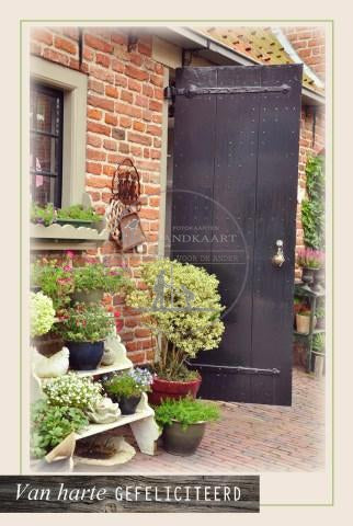 Wenskaart - houten deur en bloementuin